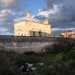 La villa  incastonata in possenti mura di recinzione in pietra chiara